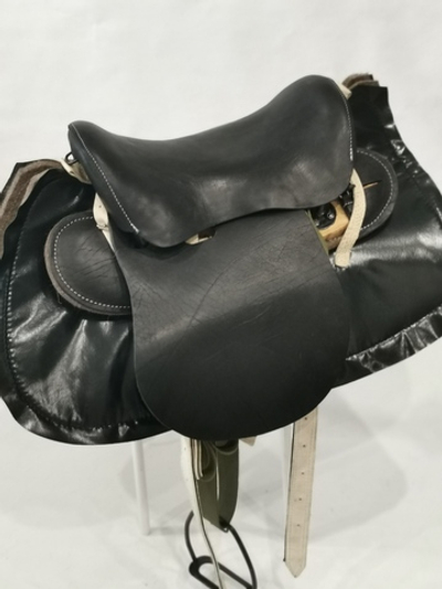 Седло кавалерийское с потником ( без узды).