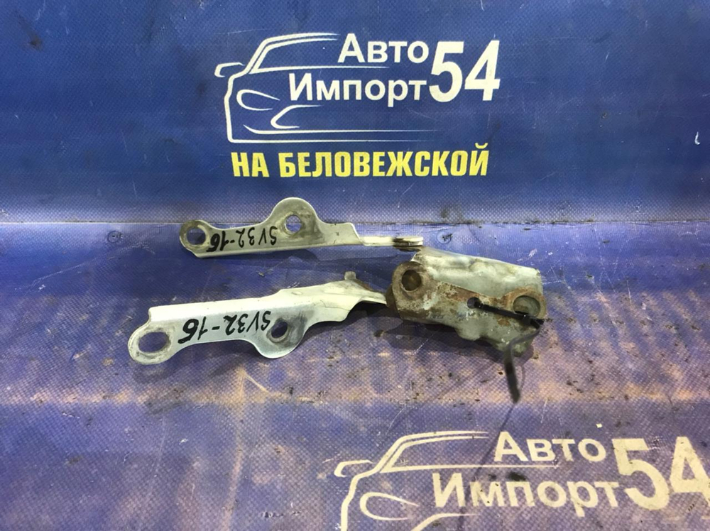Петля капота левая TOYOTA VISTA 1993