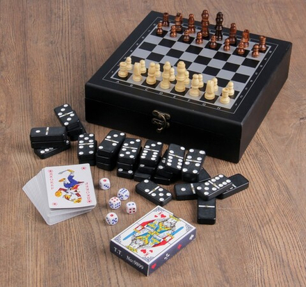 Набор игр 4 в 1: шахматы, домино, кости, 2 колоды карт (25 х 25 см.)