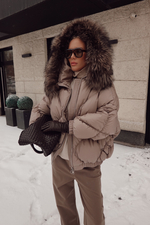 Пуховик оверсайз укороченный с капюшоном