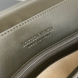 Bottega Veneta Medium Andiamo Messenger 37 cm