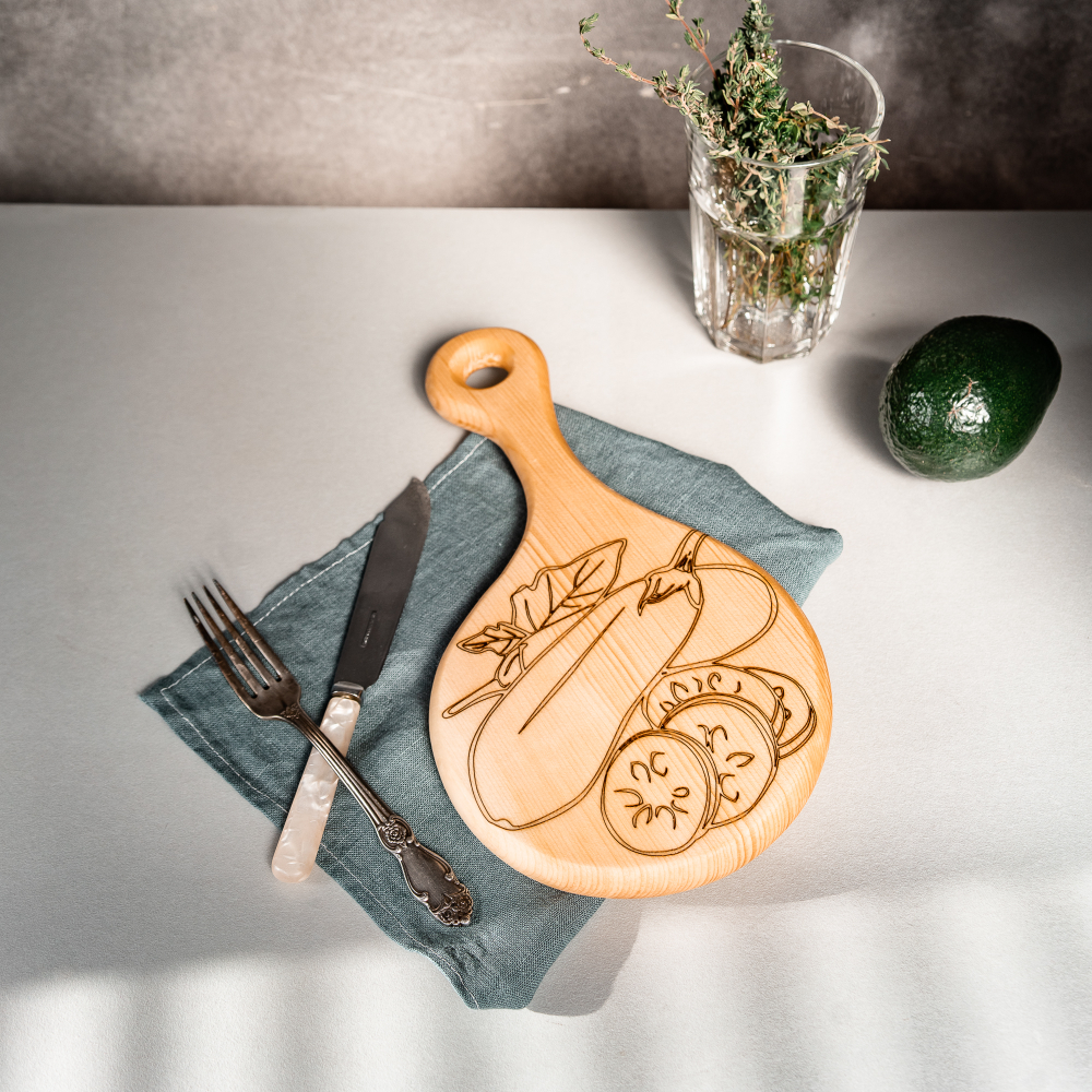 Деревянная разделочная доска из древесины сибирского кедра для овощей с гравировкой RD38