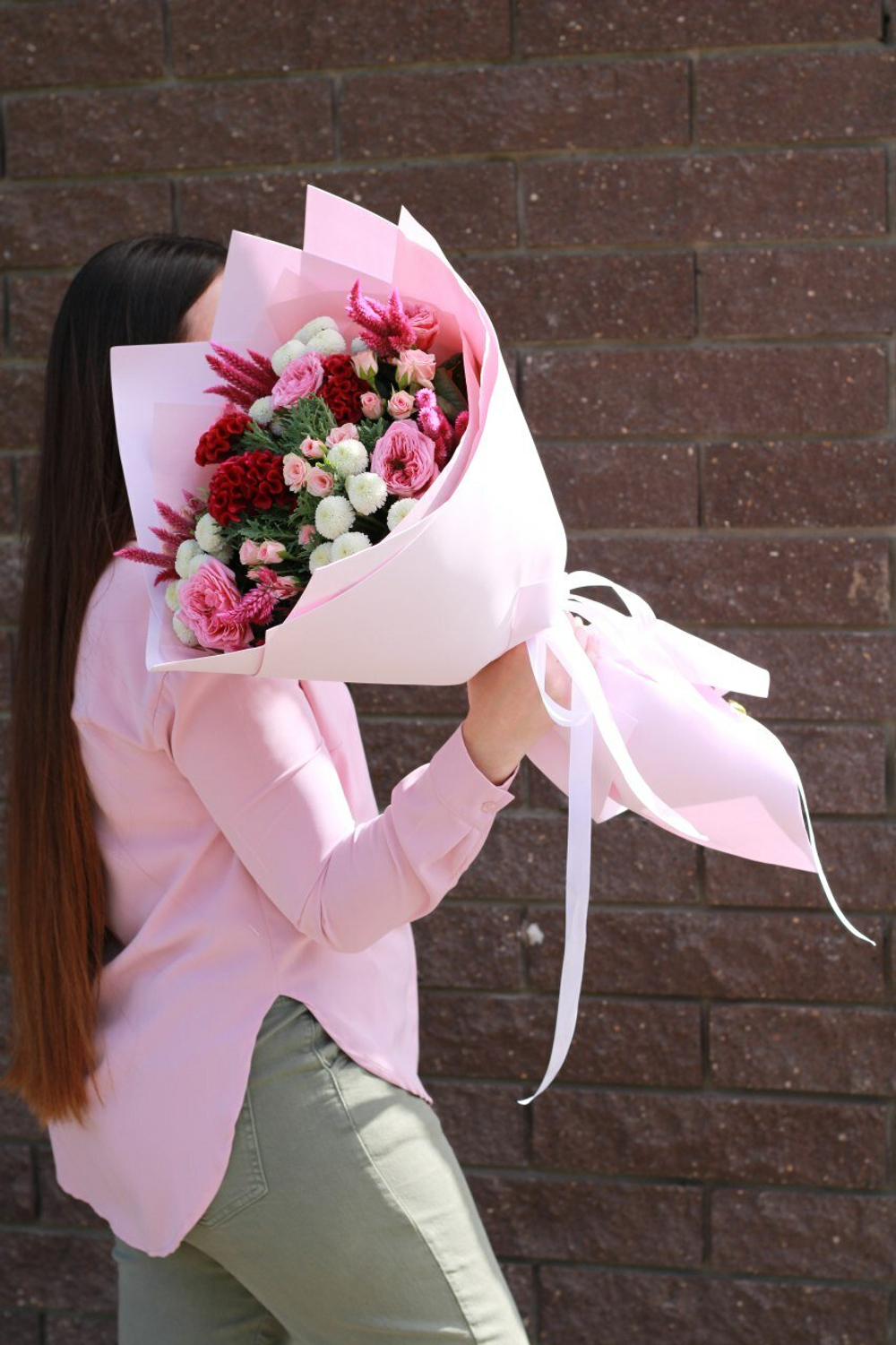 Букет из пионовидных  и кустовых роз, хризантем и статицы