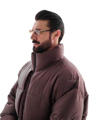 Короткий стеганый пуховик в цвете шоколад