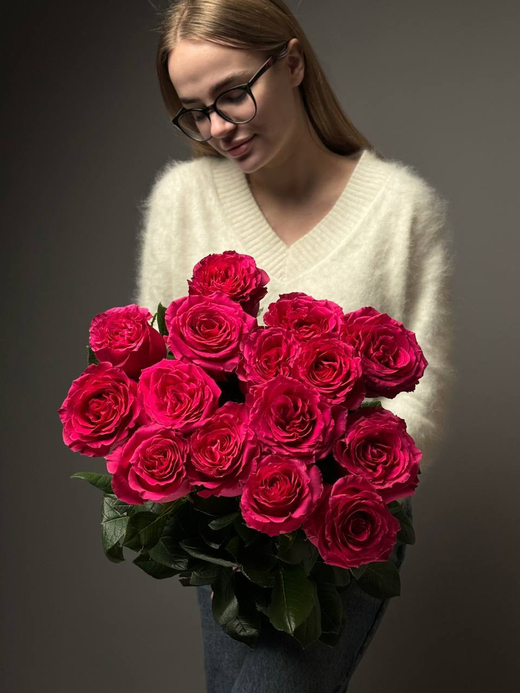 Букет из 15 малиновых роз под ленту