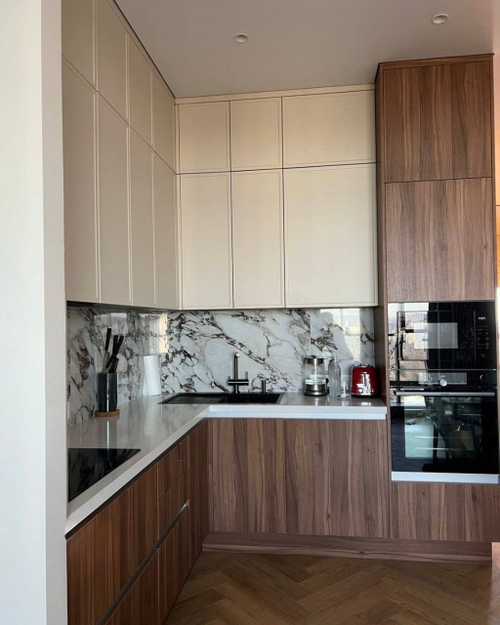 Кухня с фасадами из пластика под орех Лион и МДФ в эмали NCS S 1505-Y50R, профиль Gola, столешница из камня