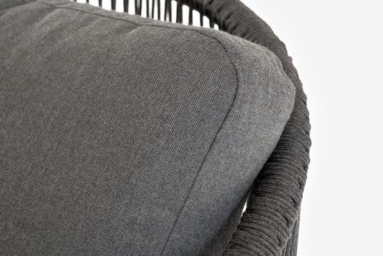 "Верона" кресло плетеное из роупа, каркас алюминий темно-серый (RAL7024) муар, роуп темно-серый круглый, ткань темно-серая 027 высота посадки 43,5 см