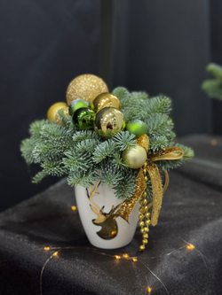 Новогодняя композиция, декорированная в изумрудных и золотых оттенках