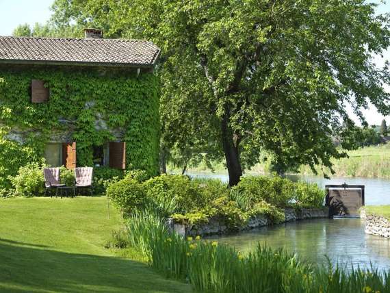 Уличное кресло Folio черное с розовой подушкой