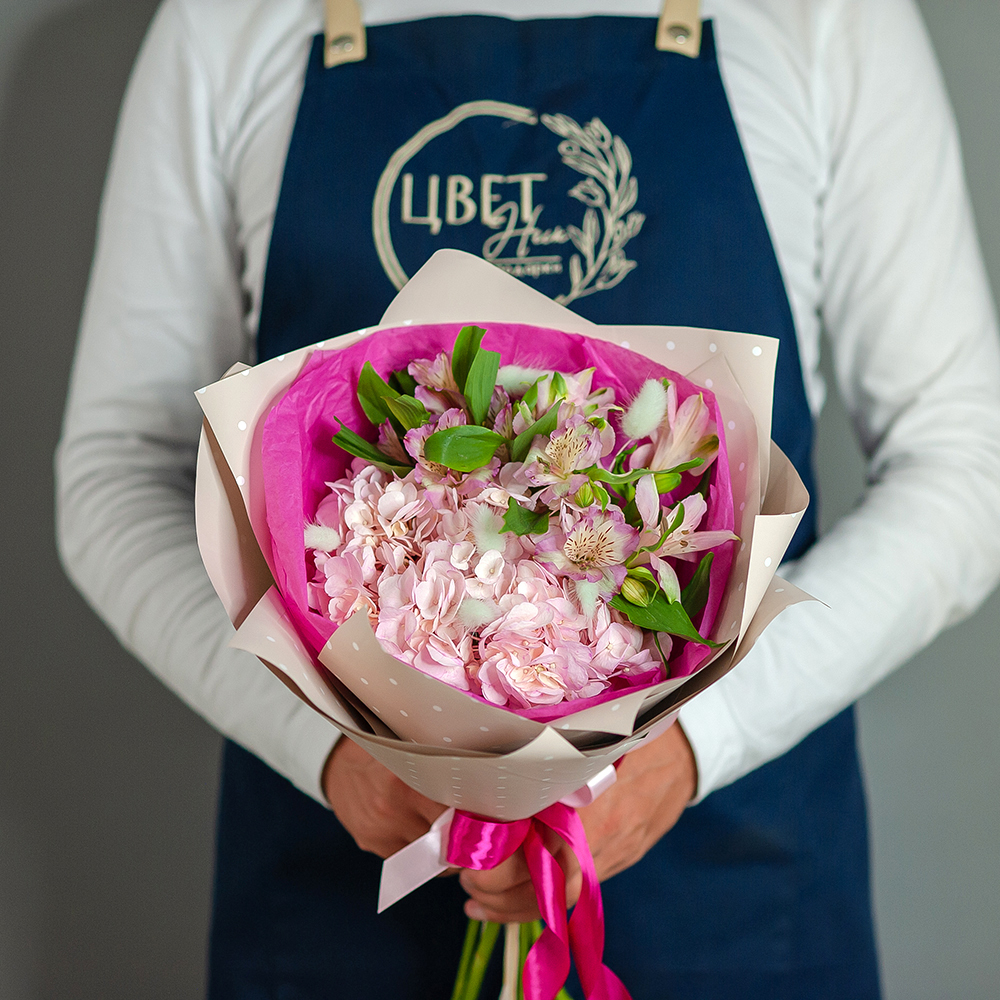Сборный мини букет с розовой гортензией и альстромерией