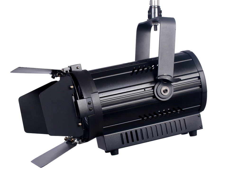 LED Studio Fresnel Fan-Less No Noise 100W — бесшумный Fresnel прожектор с зумом 15–50°
