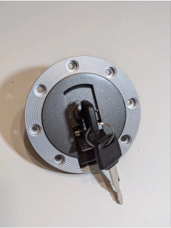 +t Крышка бака с замком металлическая на мотоцикл