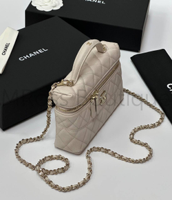 Молочная сумка Chanel прямоугольная с золотой фурнитурой