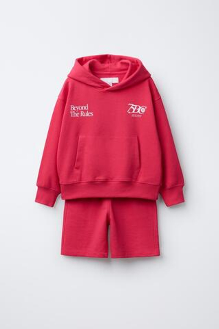 ZARA КОМПЛЕКТ ИЗ ТОЛСТОВКИ И БЕРМУДОВ С НАДПИСЬЮ, РОЗОВЫЙ
