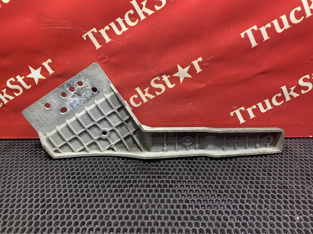 Кронштейн бампера правый 2023г.