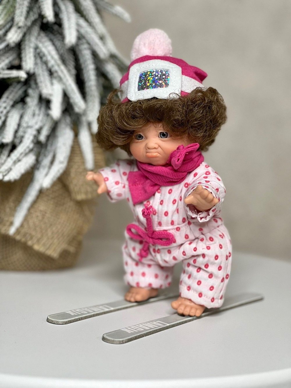 Кукла LAMAGIK виниловая 18см Gestitos Esquiador  (504A1)