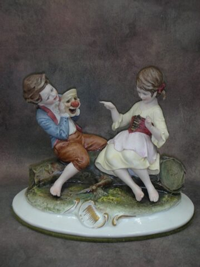 Статуэтка. Фарфор. Дети с маскарадной маской. Capodimonte. Италия