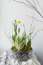 Большая весенняя композиция в хрустальной вазе