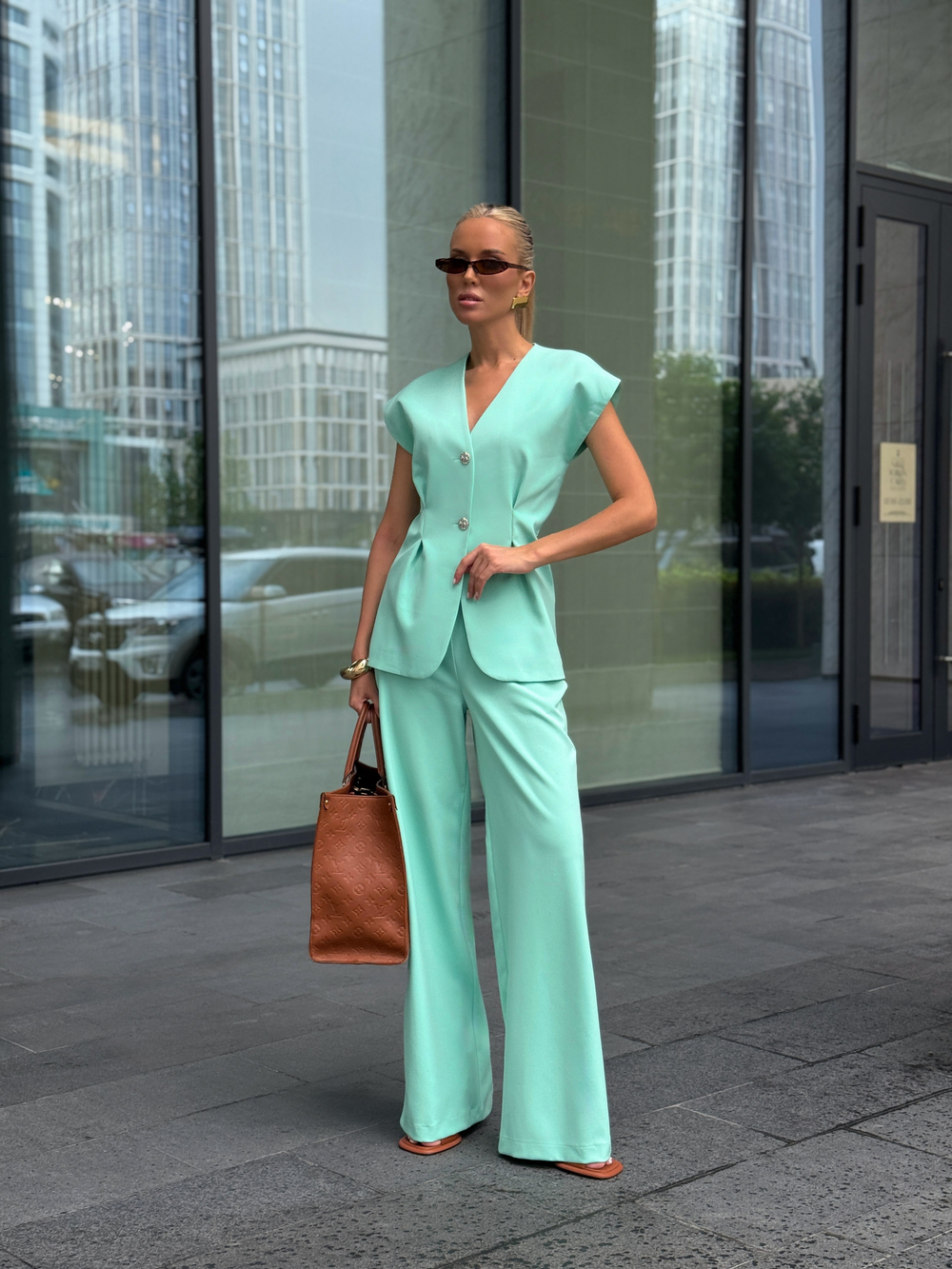 Костюм брючный с приталенным жакетом без рукавов