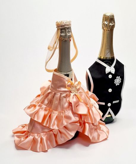 Украшение для бутылок шампанского на свадьбу в виде костюмов жениха и невесты