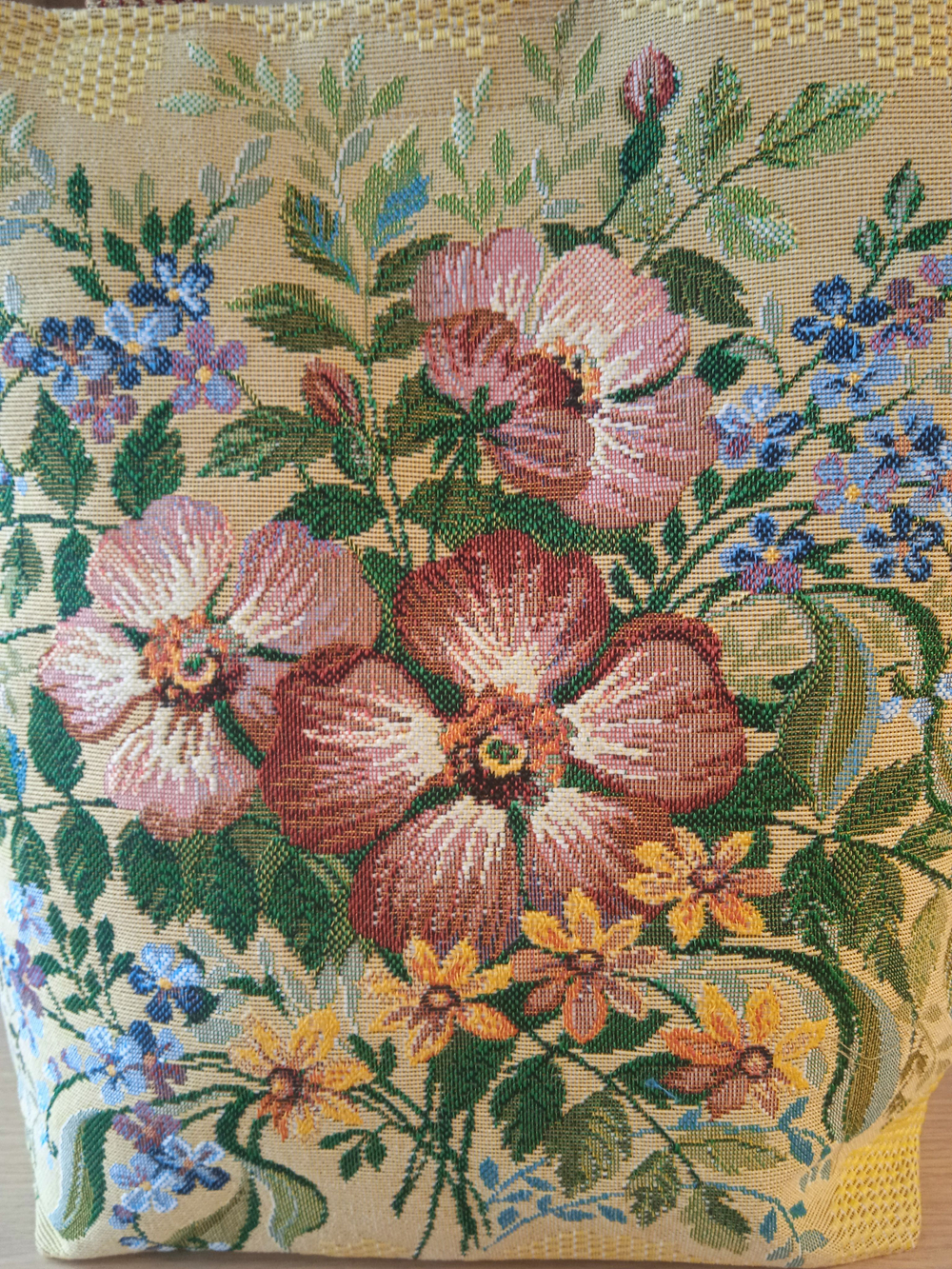 Гобеленовая сумка Букет с шиповником (39х39х12)