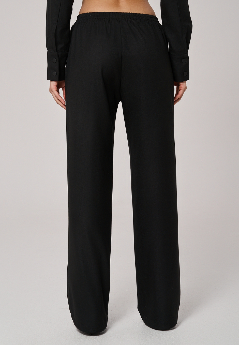 Брюки с поясом на резинке черные