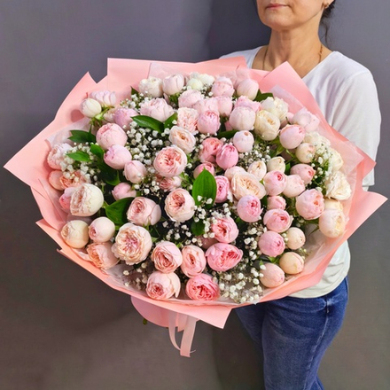 Букет из кустовых пионовидных роз сорта "Mansfield park"