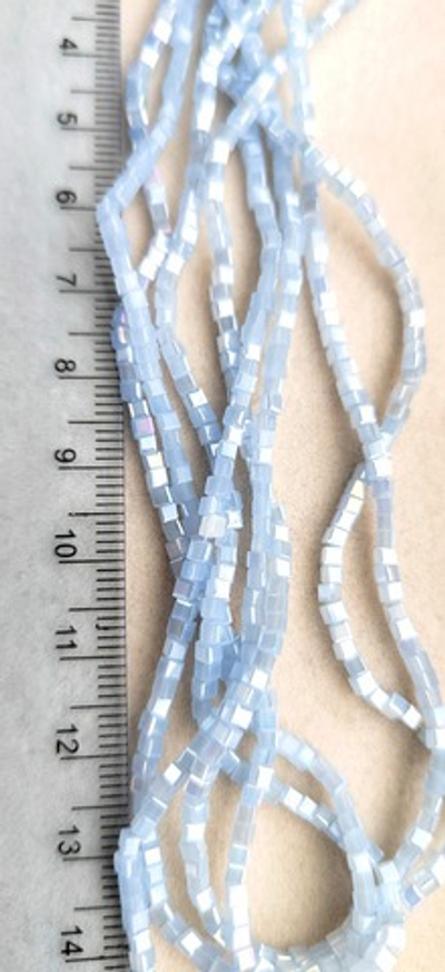 КБ139 Стеклянные кубики 2мм, светло-голубой АВ, нить 39см
