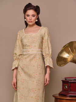 Платье с квадратным вырезом