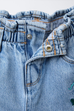 ZARA ДЖИНСЫ PAPERBAG С ЦВЕТОЧНОЙ ВЫШИВКОЙ, СИНИЙ