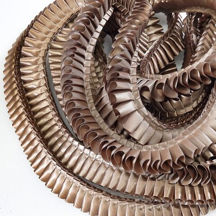 Лента плиссированная для наградных розеток. Цвет СВЕТЛО-КОРИЧНЫЙ. Код цвета 37В.