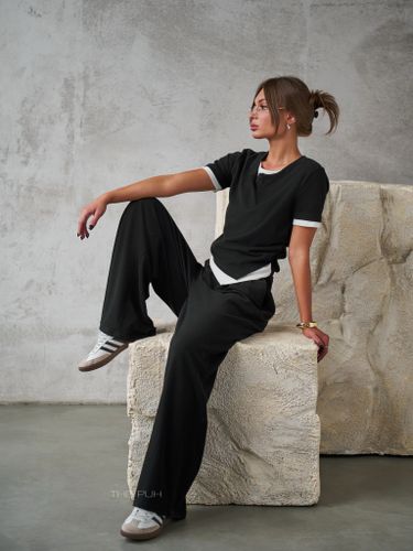 Трикотажный черный костюм с асимметричным топом