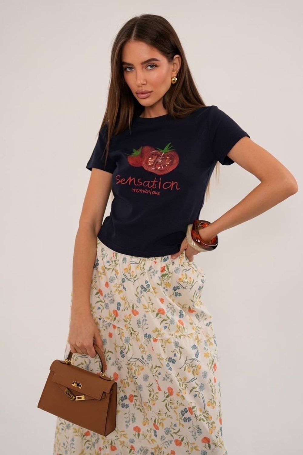 Футболка из хлопка , с добавлением стрейча , облегающего силуэта .