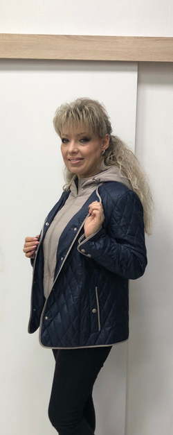 Темно-синяя стеганная куртка трансформер с капюшоном