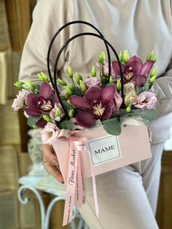 Композиция из орхидеи цимбидиум, лизиантуса и эвкалипта