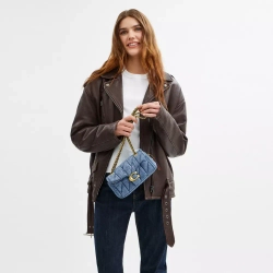 COACH СУМКА ЧЕРЕЗ ПЛЕЧО TABBY 20 С МЯГКОЙ ПОДКЛАДКОЙ, ИНДИГО