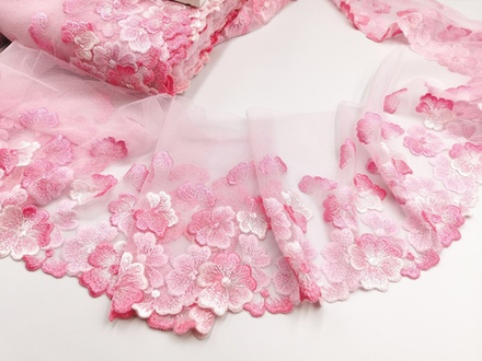 Вышивка на сетке, 18,5 см, ЛЕВАЯ, цветы на нежно-розовом фоне (Артикул: VS-2034), м