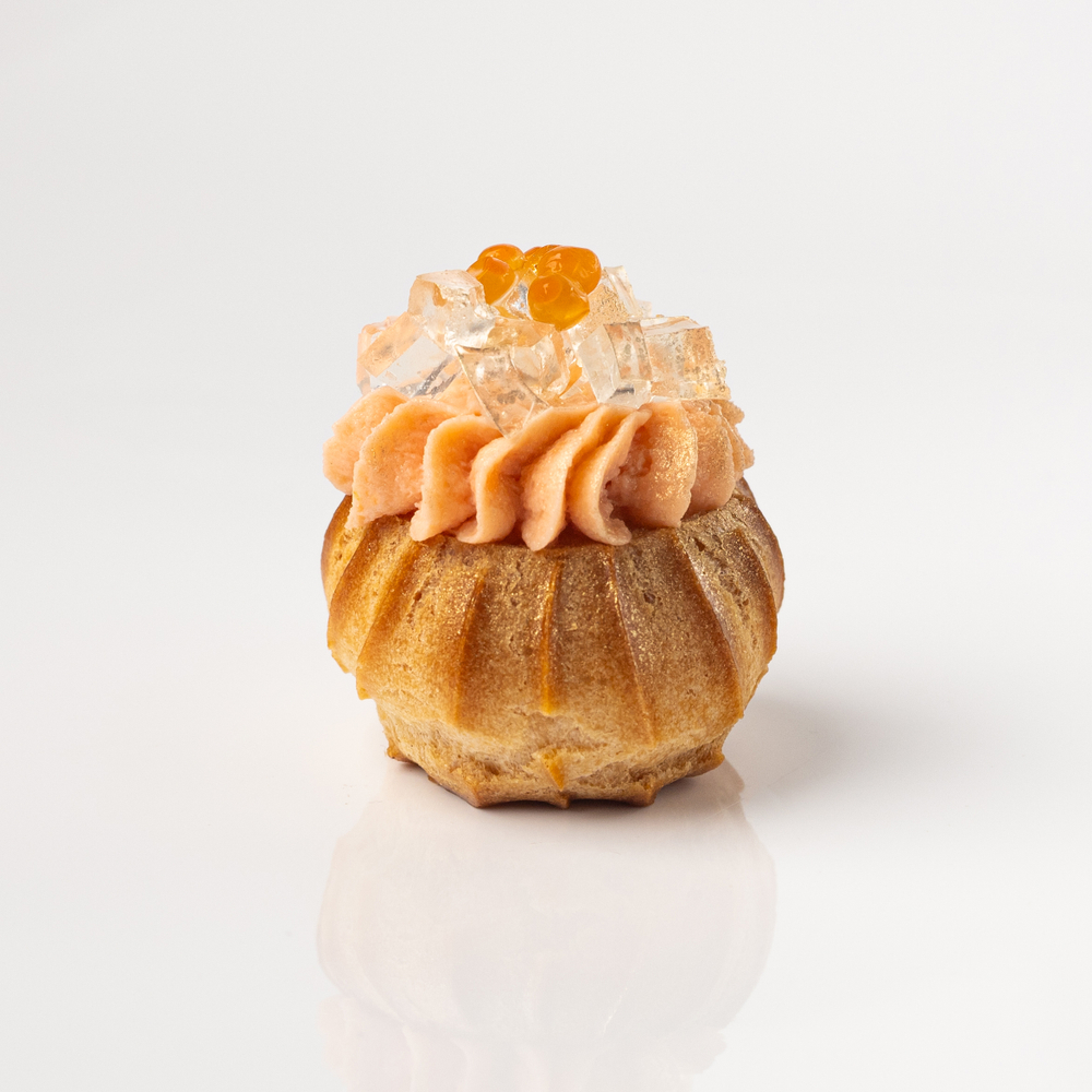 Профитроли с муссом из семги, желе из просеко и красной икрой 16 шт