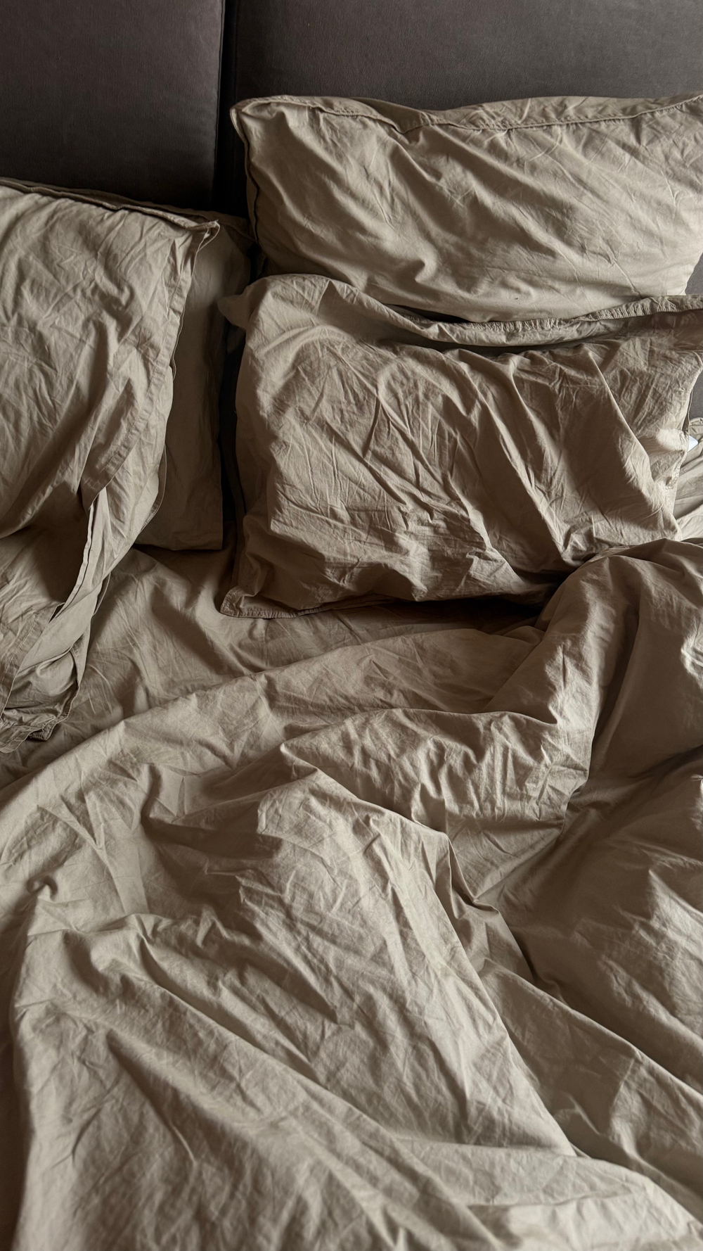 Комплект постельного белья из стираного перкаля бежево-серого цвета из коллекции Essential, 200х220 см