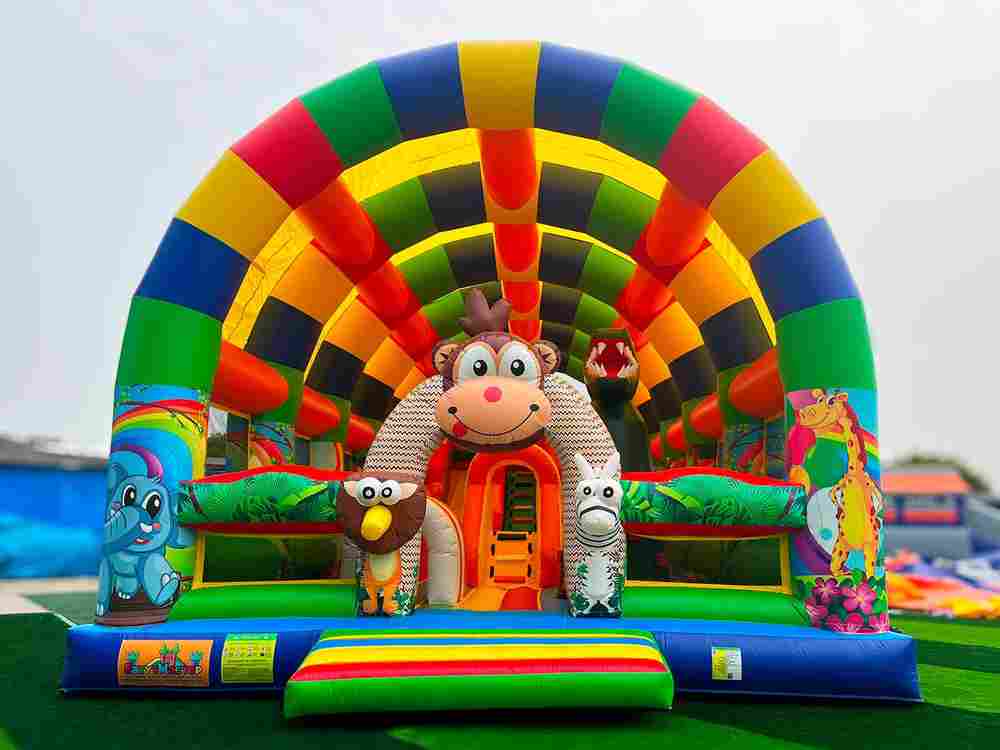 Коммерческий надувной батут «Страна Сафария» с крышей 14*7*6 м
