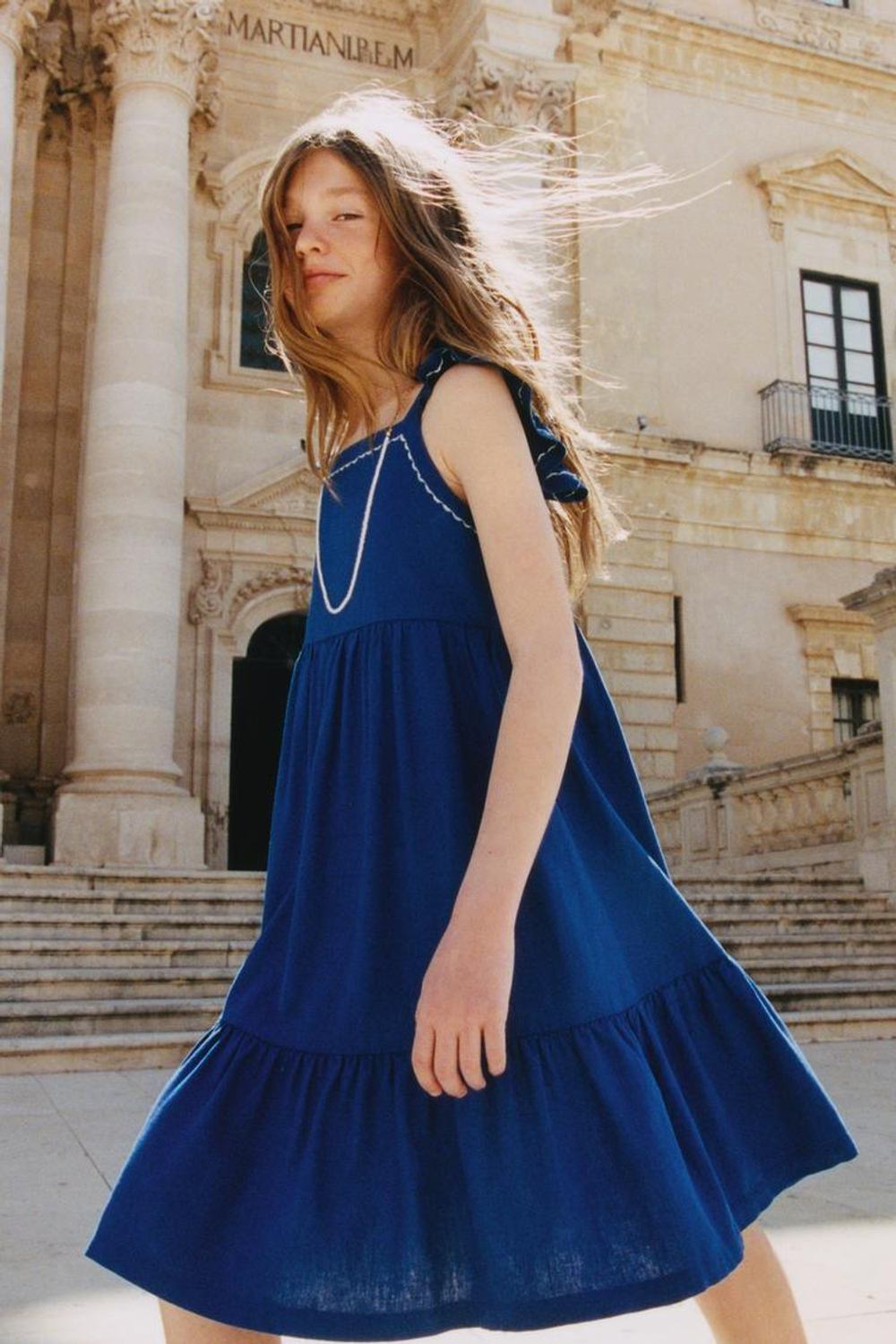 ZARA ПЛАТЬЕ ИЗ СМЕСОВОГО ЛЬНА С ДЕКОРАТИВНОЙ СТРОЧКОЙ, ЯРКО-СИНИЙ