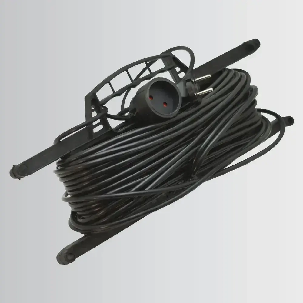 Удлинитель на рамке уличный силовой садовый ПВС 2х0.75 мм 30 метров, влагозащитный литой штепсель для газонокосилки и триммера. Строительный удлинитель 30 метров, 1 гнездо черный