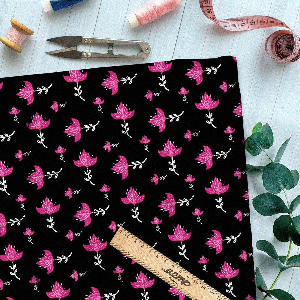 Ткань атлас мелкие яркие цветы на чёрном фоне