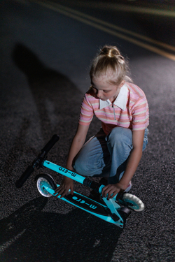 Самокат Micro Sprite Glow (светится в темноте) LED, белый