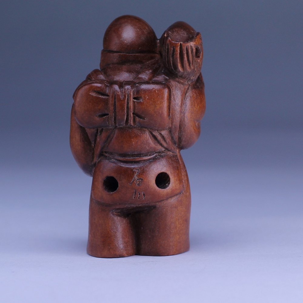 Нэцкэ Рыбак с огромной рыбой на плече