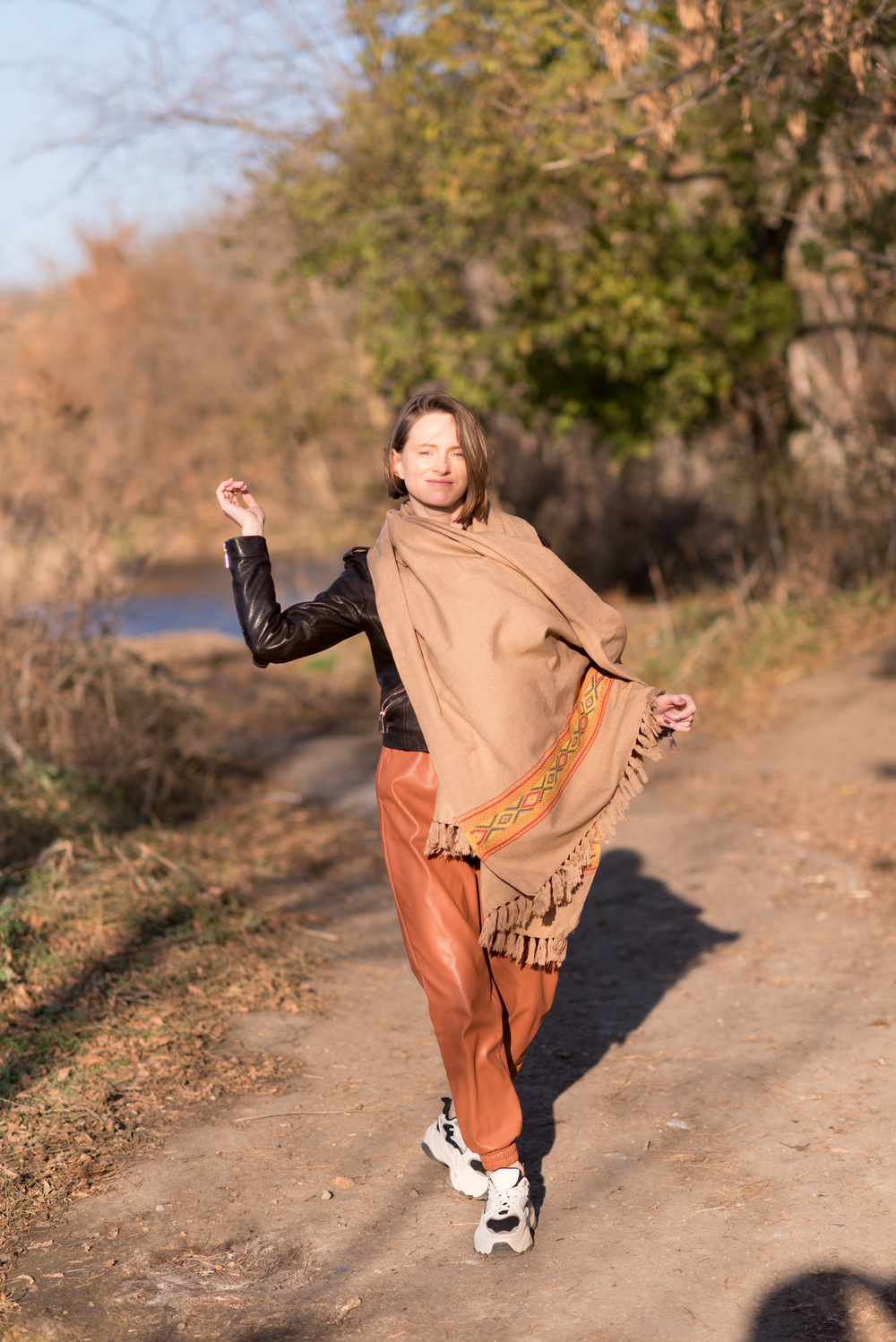 Шерстяной палантин с вышивкой