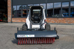 Щетка дорожная на мини погрузчик - AТOM 2000 Bob-Tach