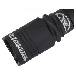Тактический фонарь Armytek Dobermann Pro XHP35 HI — мощный свет: 1400 люмен и дальность до 395 метров для точных прицельных операций.