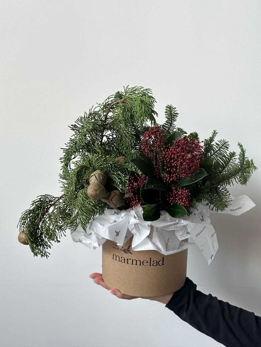 Коробка из хвои и скиммии