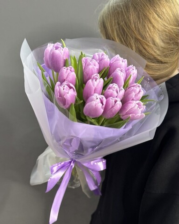 Букет с 15 лавандовыми тюльпанами